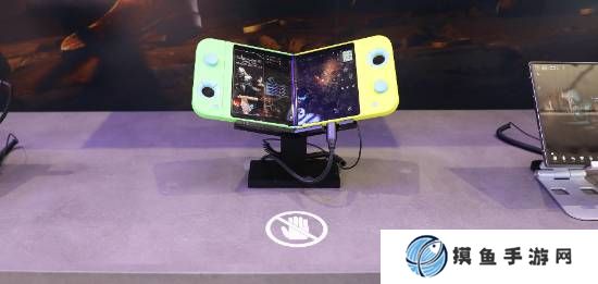 都能折叠！三星展示概念折叠屏手持游戏掌机